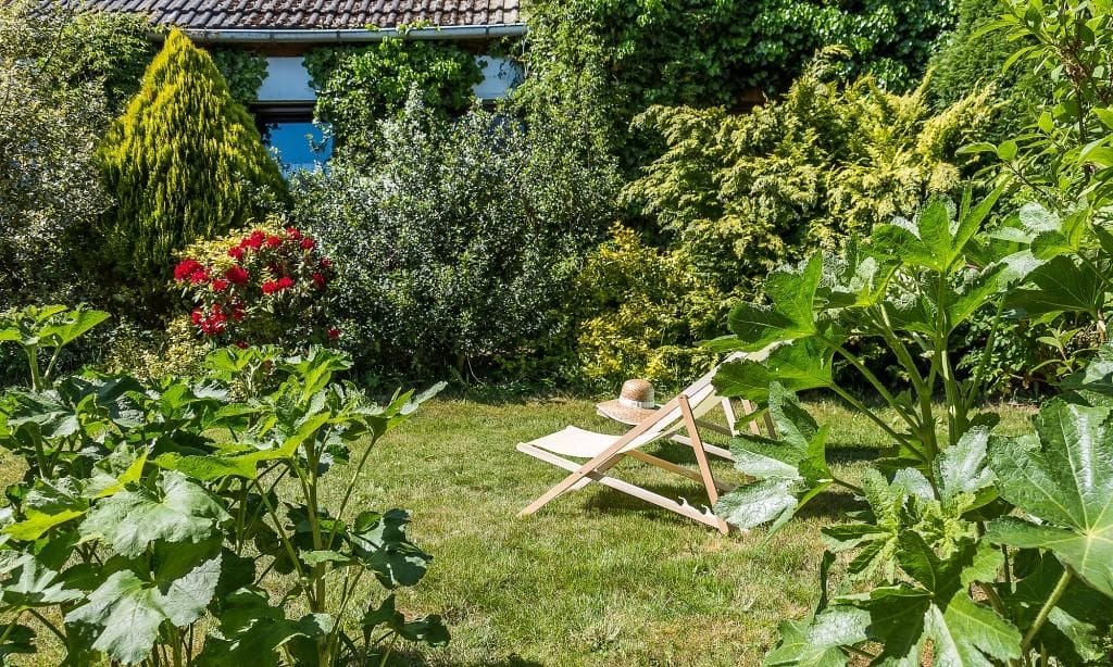 Garten mit Liegestuhl und Blumen