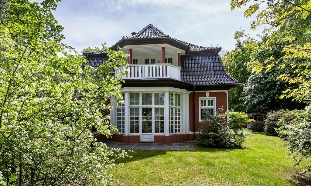 Außenansicht eines Hauses mit Garten und Balkon