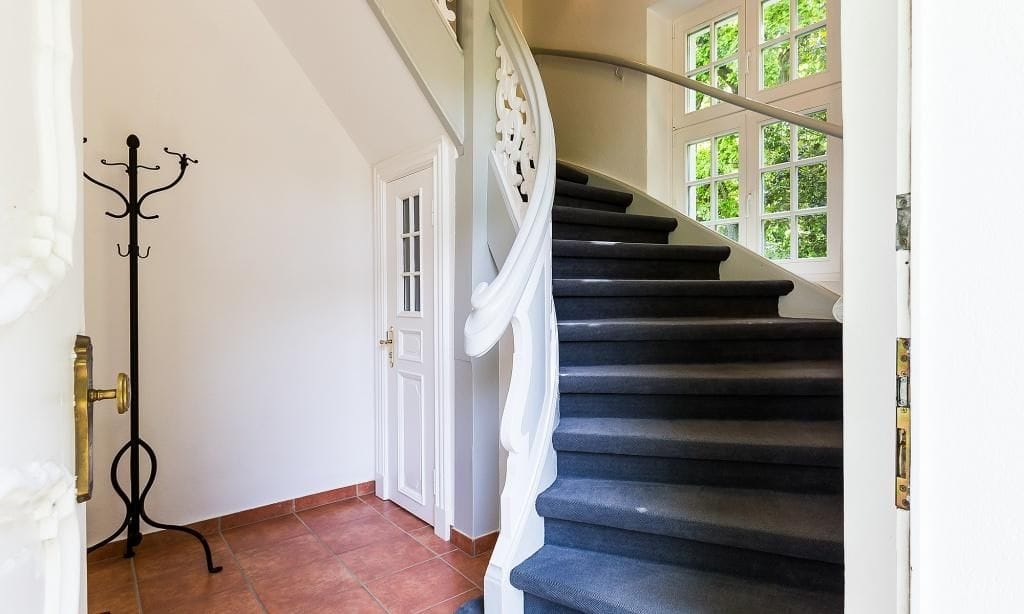 Eingangsbereich mit Treppe und Garderobe