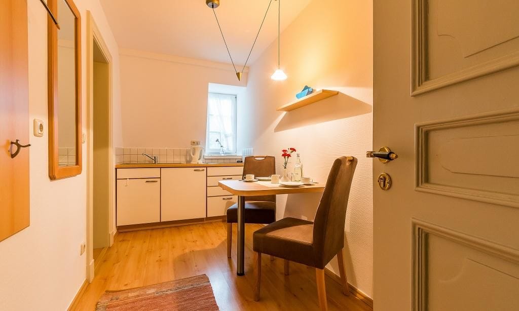 Moderne Küche mit Essplatz für zwei
