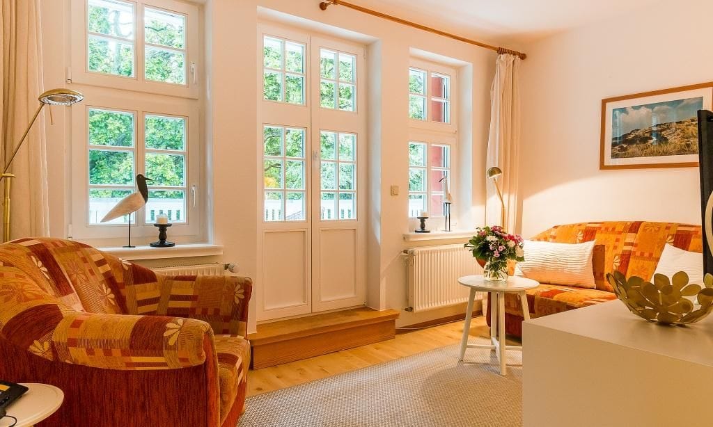 Helles Wohnzimmer mit modernen Möbeln