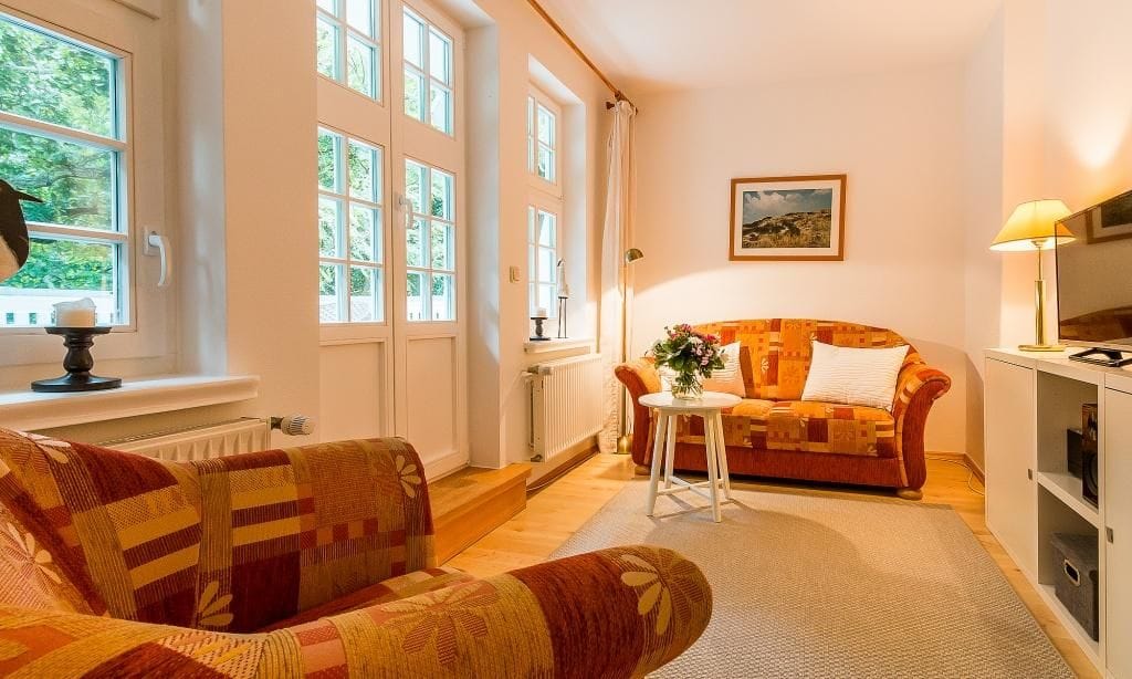 Helles Wohnzimmer mit Sofa und Tisch