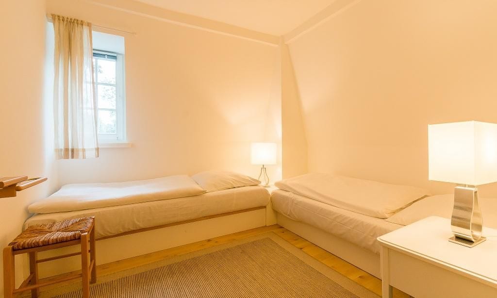 Schlafzimmer mit zwei Einzelbetten
