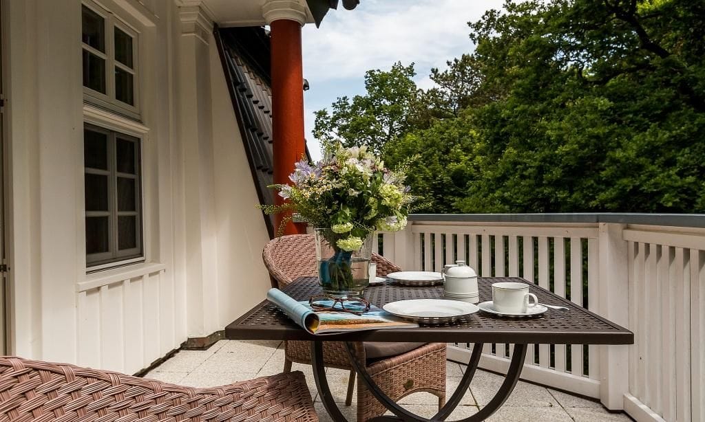 Balkon mit Tisch und bequemen Stühlen