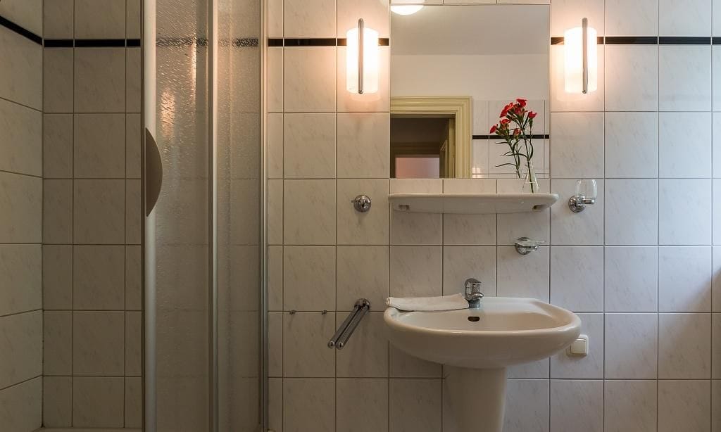 Modernes Badezimmer mit Dusche und Waschbecken