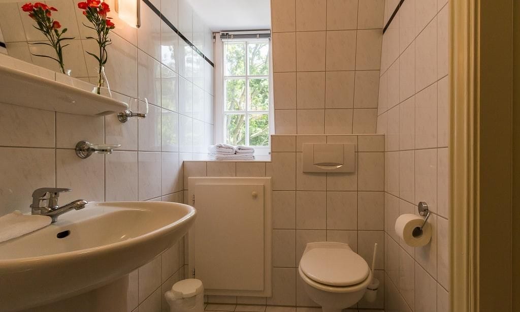 Helles Badezimmer mit Waschbecken und Fenster