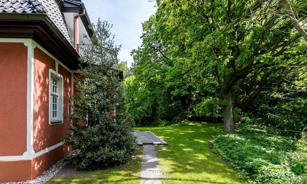 Außenansicht eines charmanten Gebäudes mit Garten