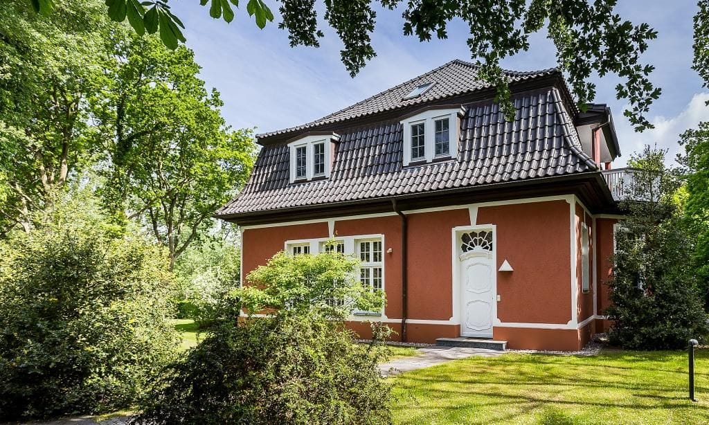 Außenansicht eines charmanten roten Hauses