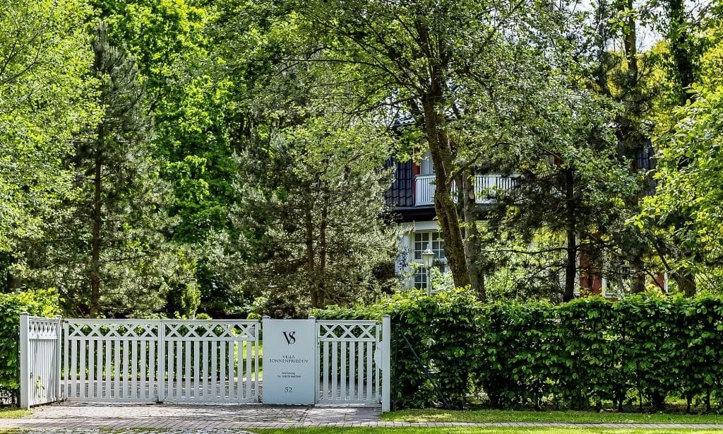 Eingang zu einem Ferienhaus mit weißem Zaun
