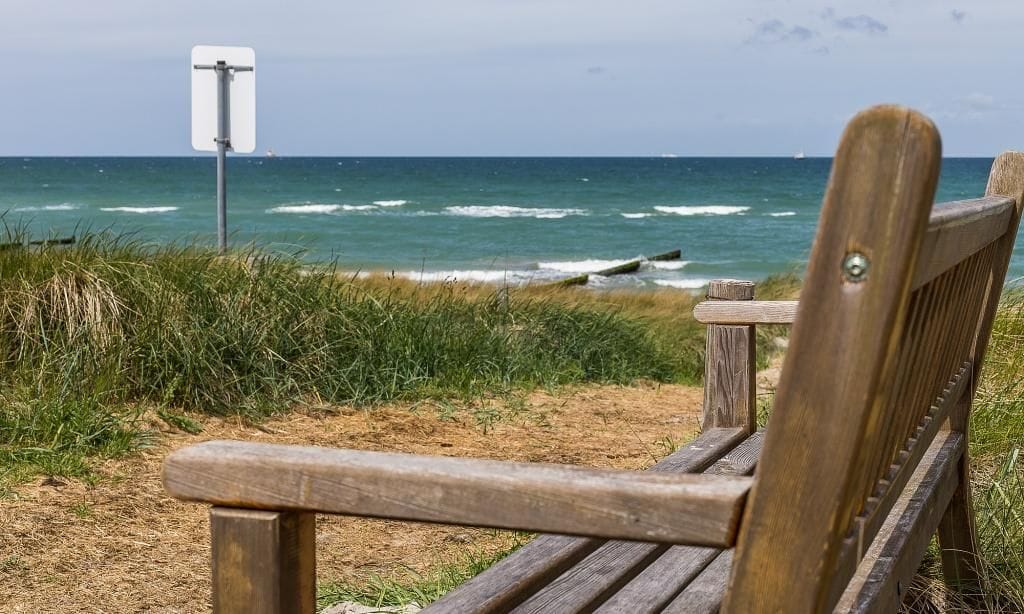 Blick auf den Strand vom Holzbank