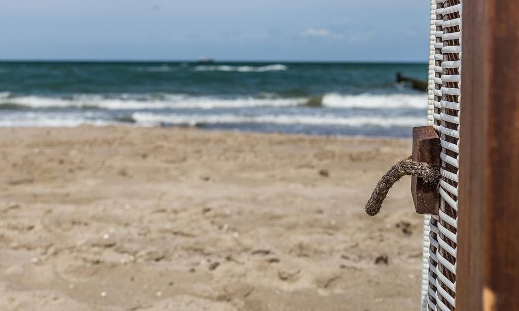 Strand mit Wellen und Strandkorb