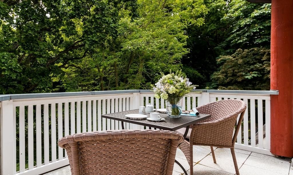Terrasse mit Blick auf den Garten