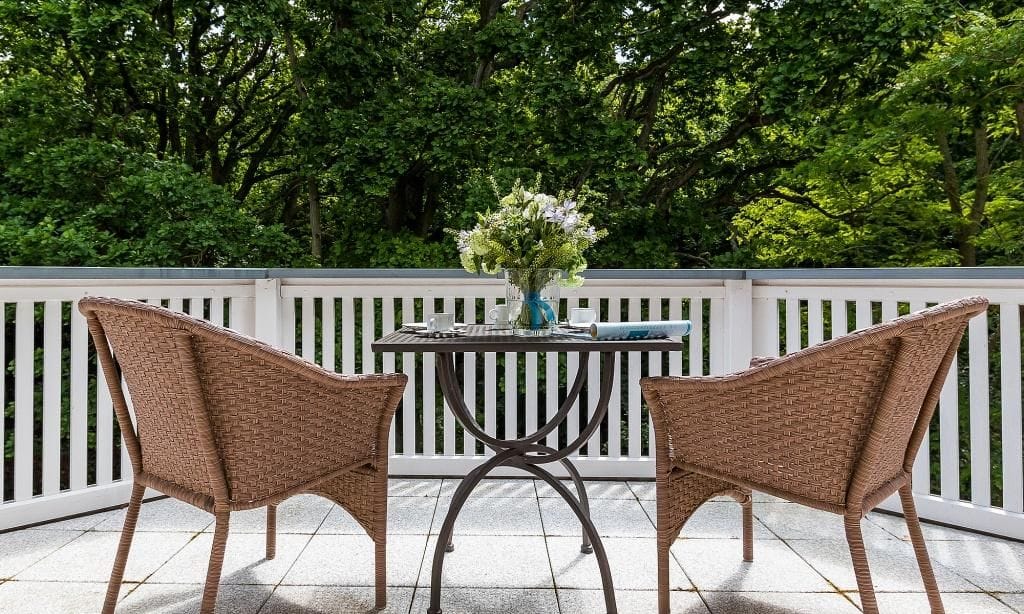 Terrasse mit Rattanstühlen und Tisch
