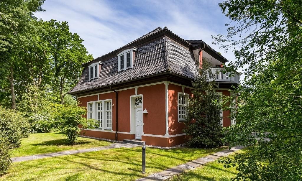 Außenansicht des Ferienhauses mit Garten
