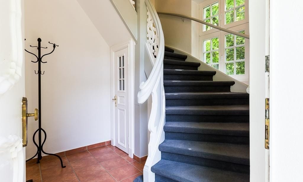 Eingangsbereich mit eleganter Treppe
