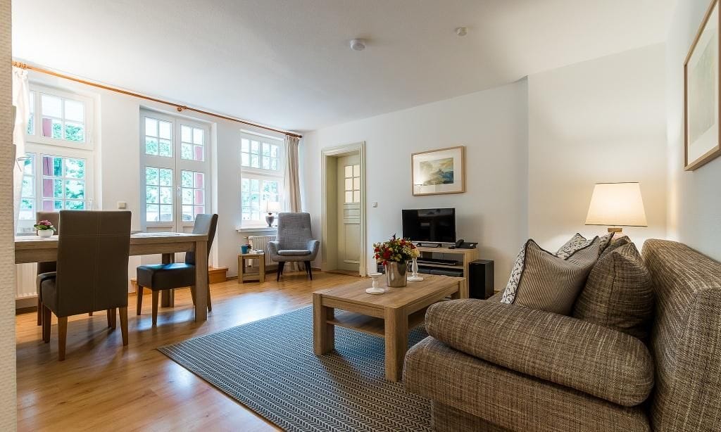 Helles Wohnzimmer mit Sofa und Tisch