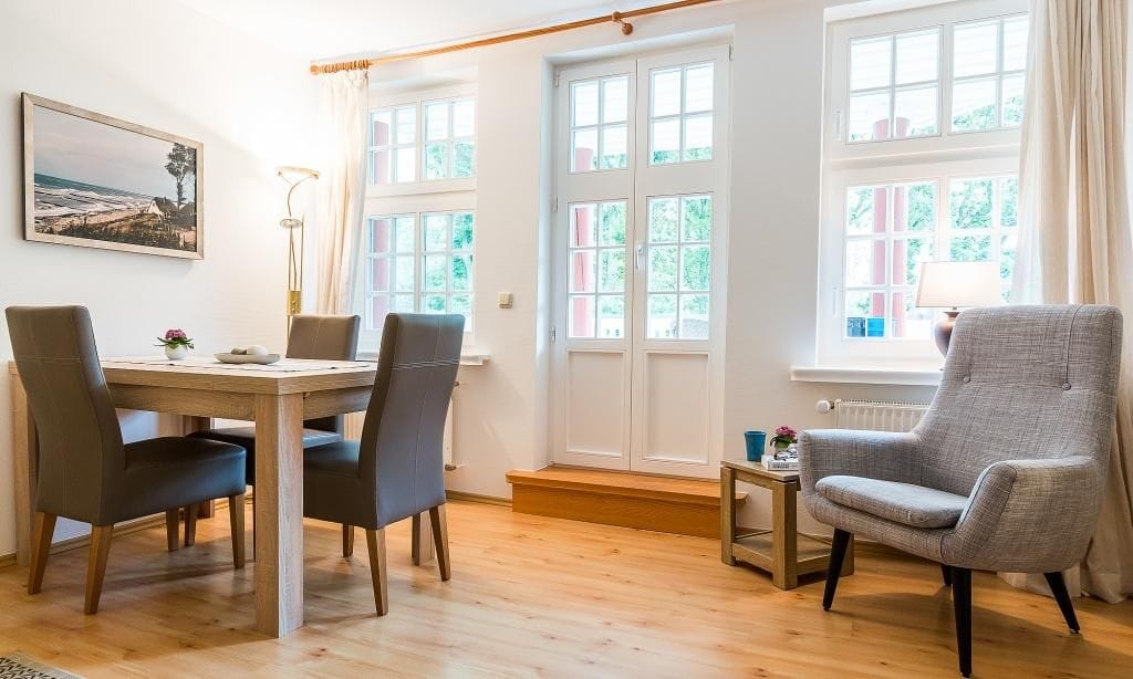 Wohnzimmer mit Tisch und Stühlen