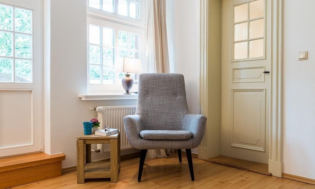 Sitzbereich mit grauem Sessel
