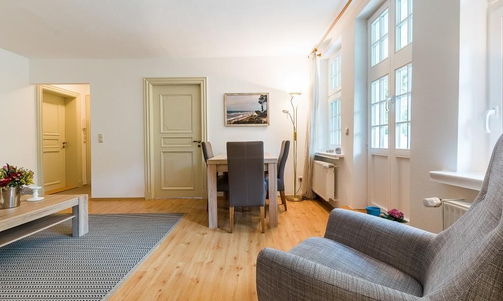 Helles Wohnzimmer mit Esstisch und Sessel