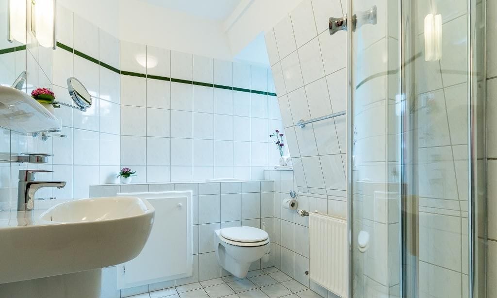 Modernes Badezimmer mit Dusche und Waschbecken