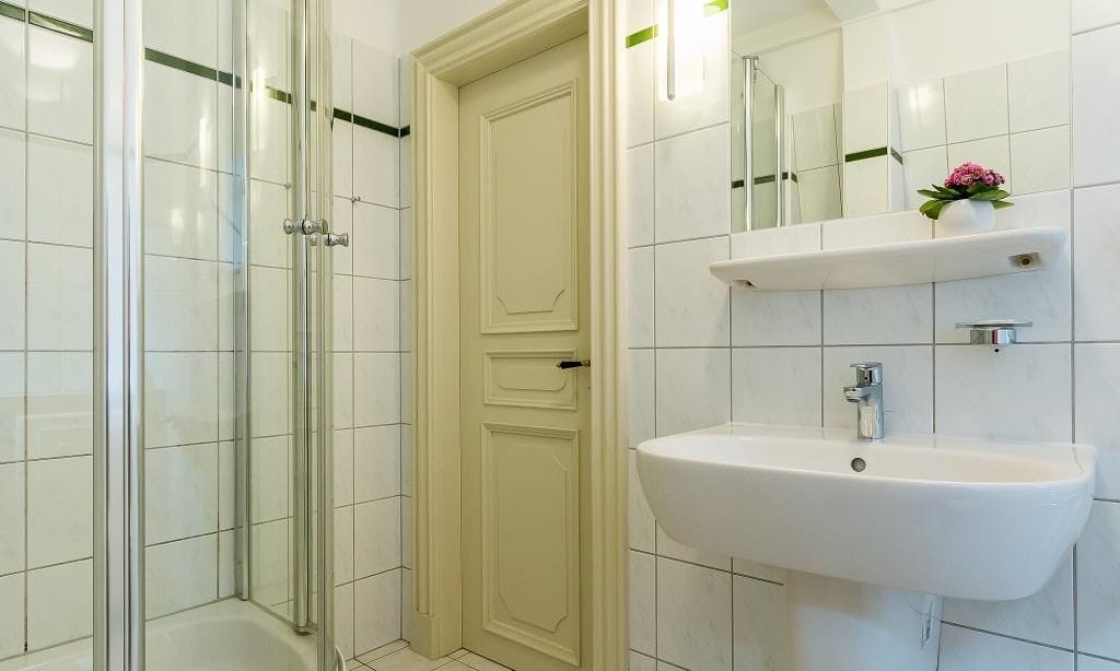 Modernes Badezimmer mit Dusche und Waschbecken