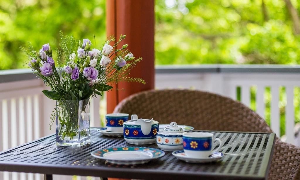 Terrasse mit Tisch und Blumen