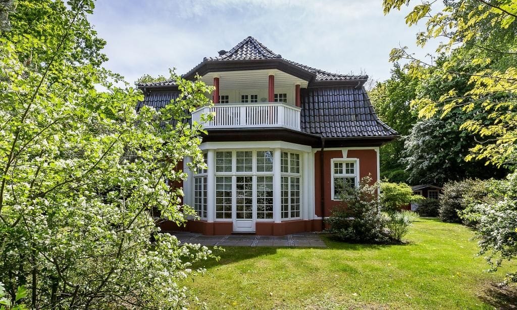 Außenansicht eines Hauses mit Balkon und Garten