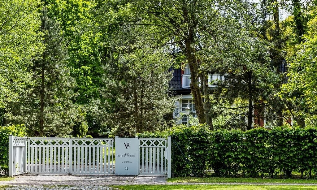 Außenansicht des Ferienhauses mit Garten
