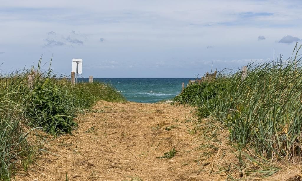 Weg zum Strand mit Blick auf das Meer