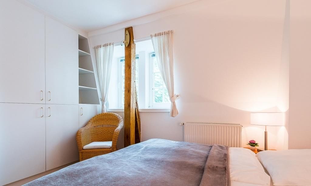 Gemütliches Schlafzimmer mit Fenster und Regal