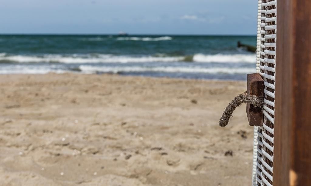 Strand mit Blick auf sanfte Wellen