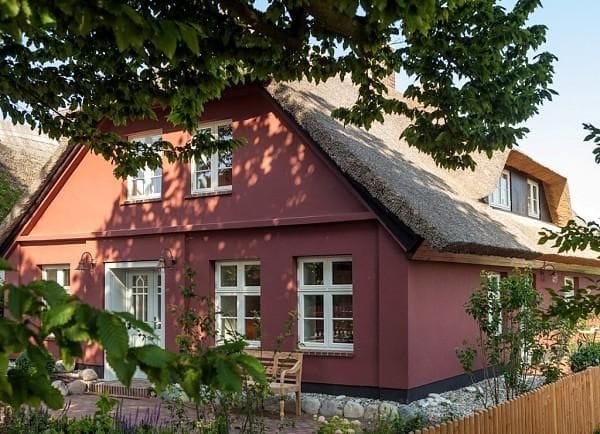 Außenansicht eines Hauses mit reetgedecktem Dach