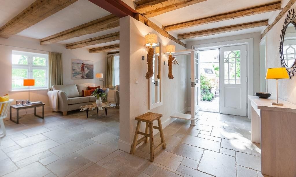 Heller Wohnraum mit Sofa und Eingang