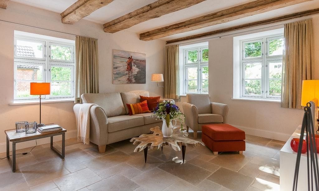 Helles Wohnzimmer mit Sofa und Sessel