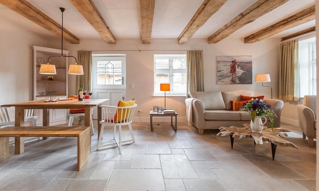Gemütliches Wohnzimmer mit Esstisch und Sofa