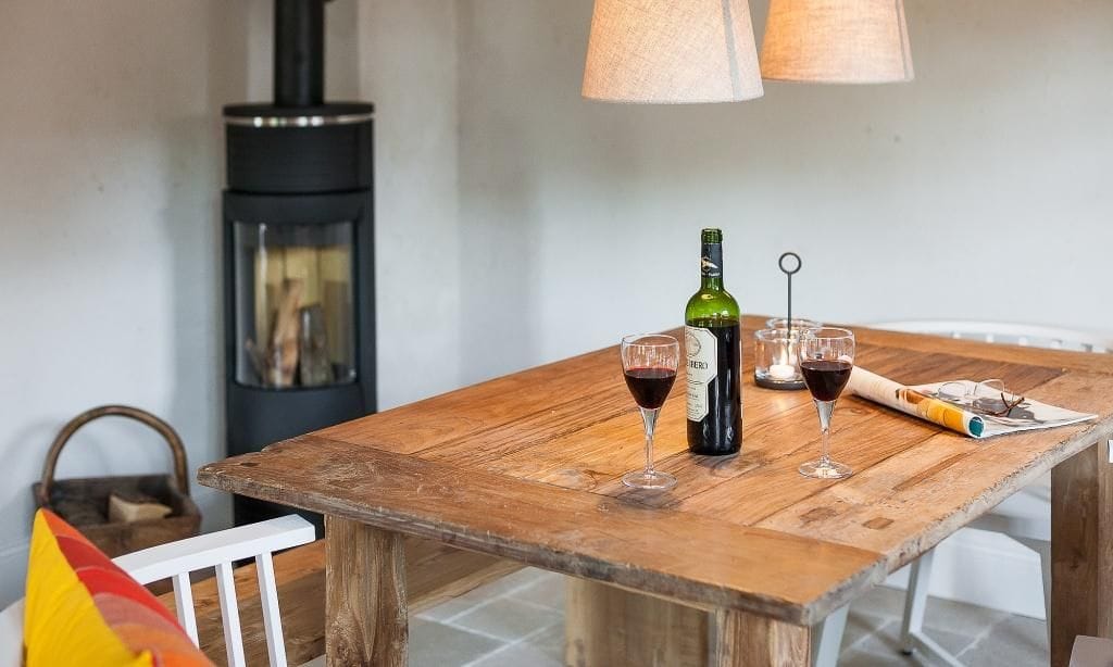 Küche mit Holztisch und Wein