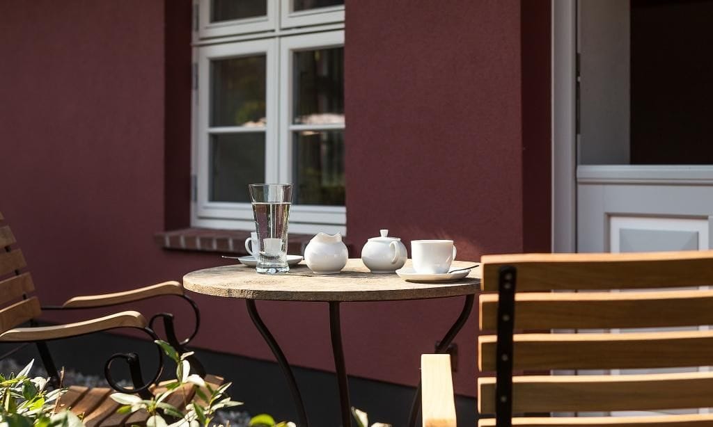 Terrasse mit Tisch und Stühlen