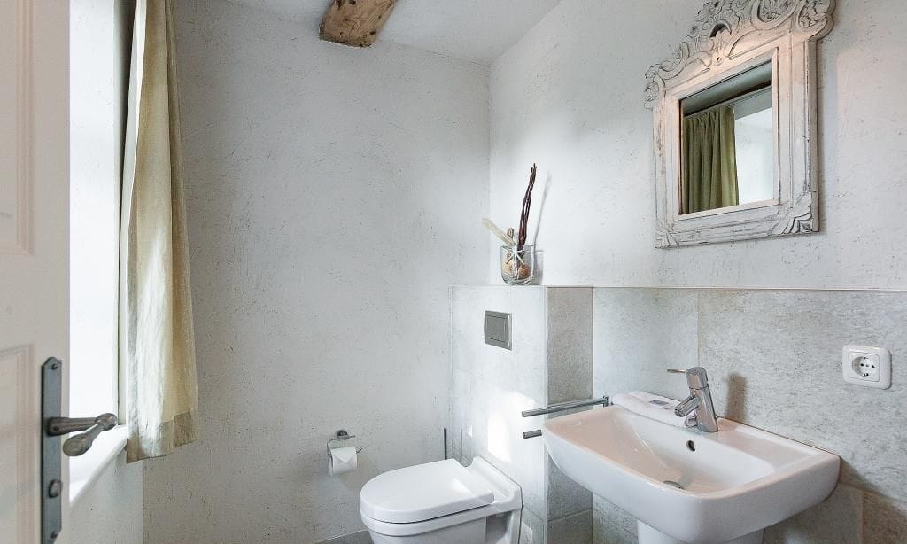 Badezimmer mit elegantem Waschbecken und Spiegel