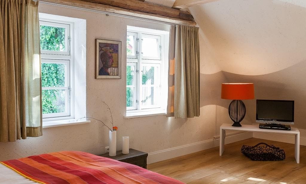 Schlafzimmer mit Bett und Fernseher