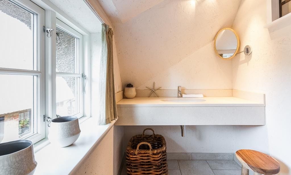 Helles Badezimmer mit modernem Waschbecken