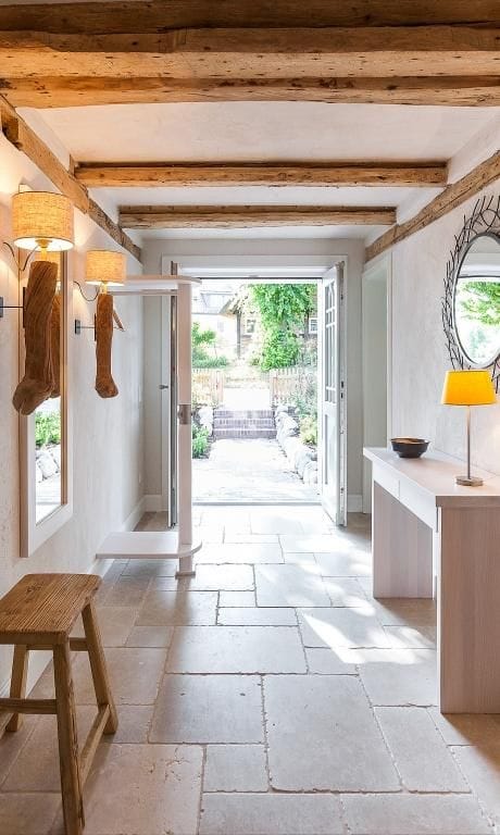 Flur mit Holzdetails und Blick zur Terrasse