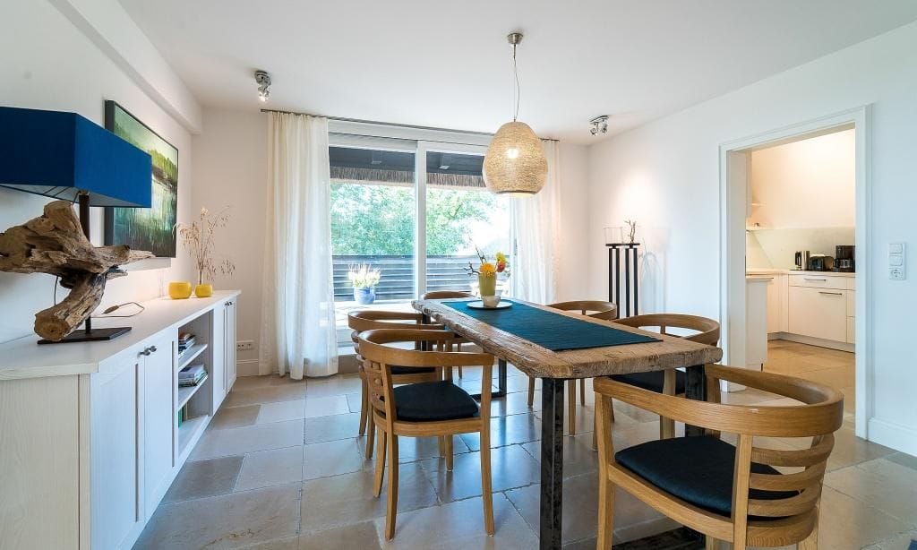 Moderne Küche mit Essbereich und Zugang zur Terrasse