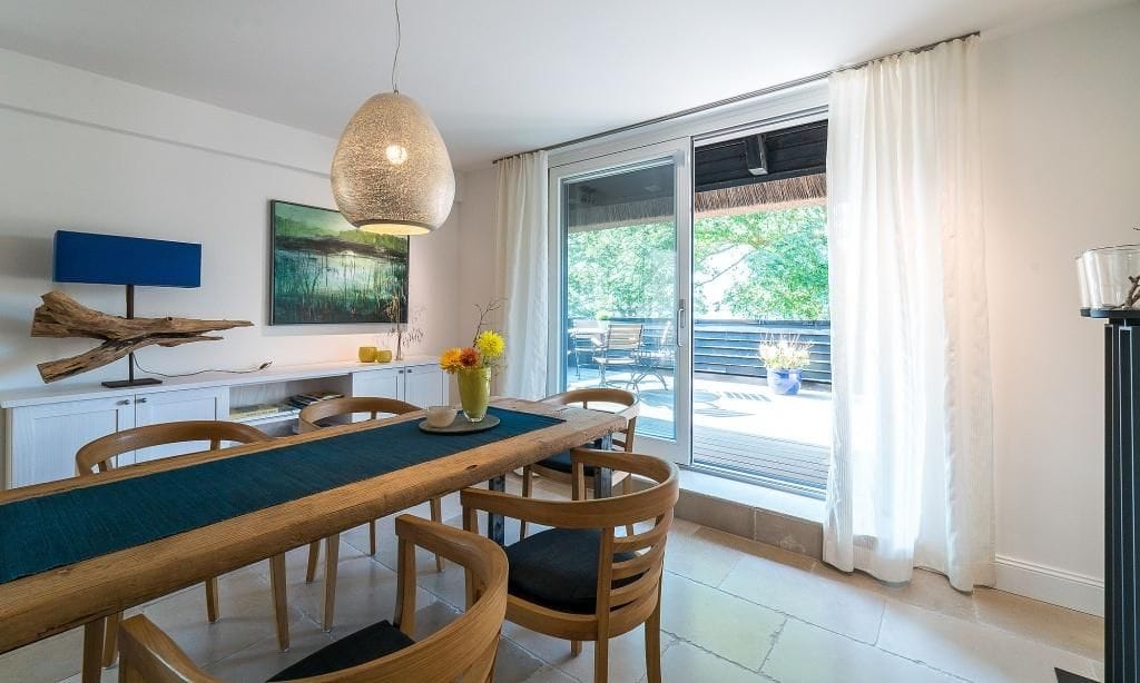 Moderne Küche mit Essbereich und großen Fenstern