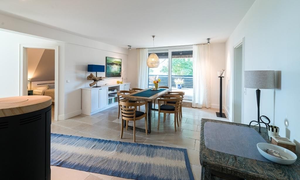 Helles Wohnzimmer mit Essecke und Balkonzugang