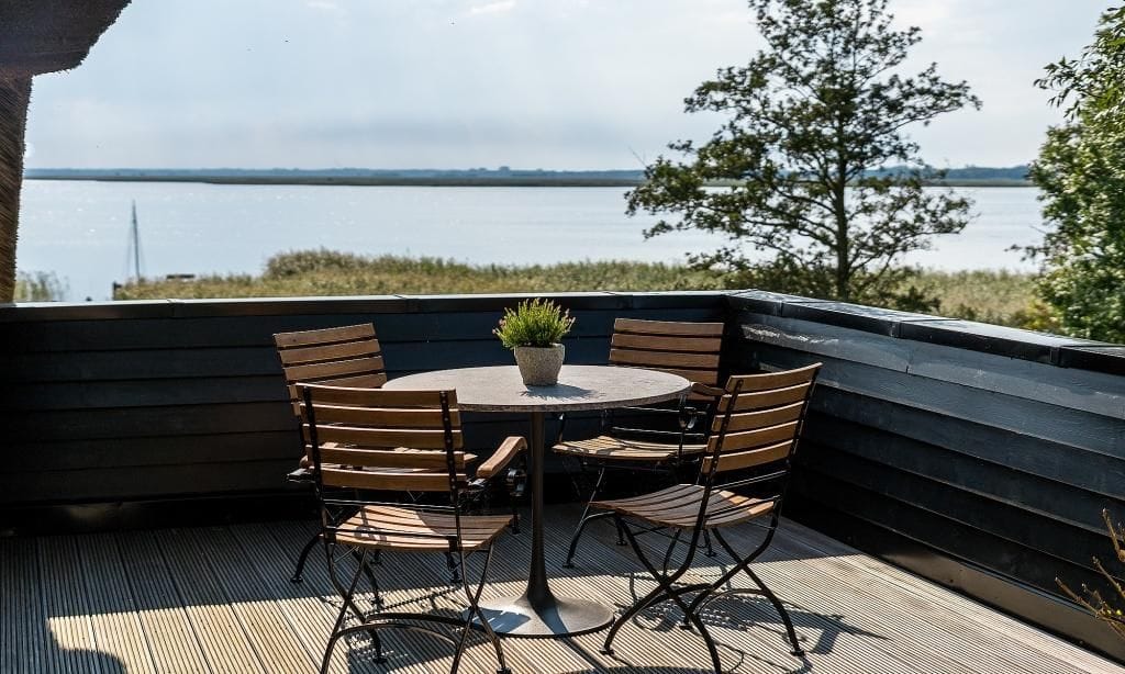 Terrasse mit Blick auf das Wasser