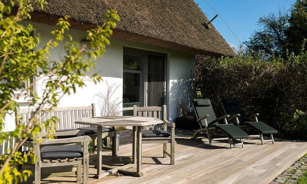 Terrasse mit Tisch und Liegen