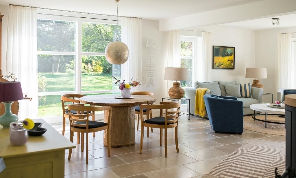 Helles Wohnzimmer mit Esstisch und gemütlichem Sofa