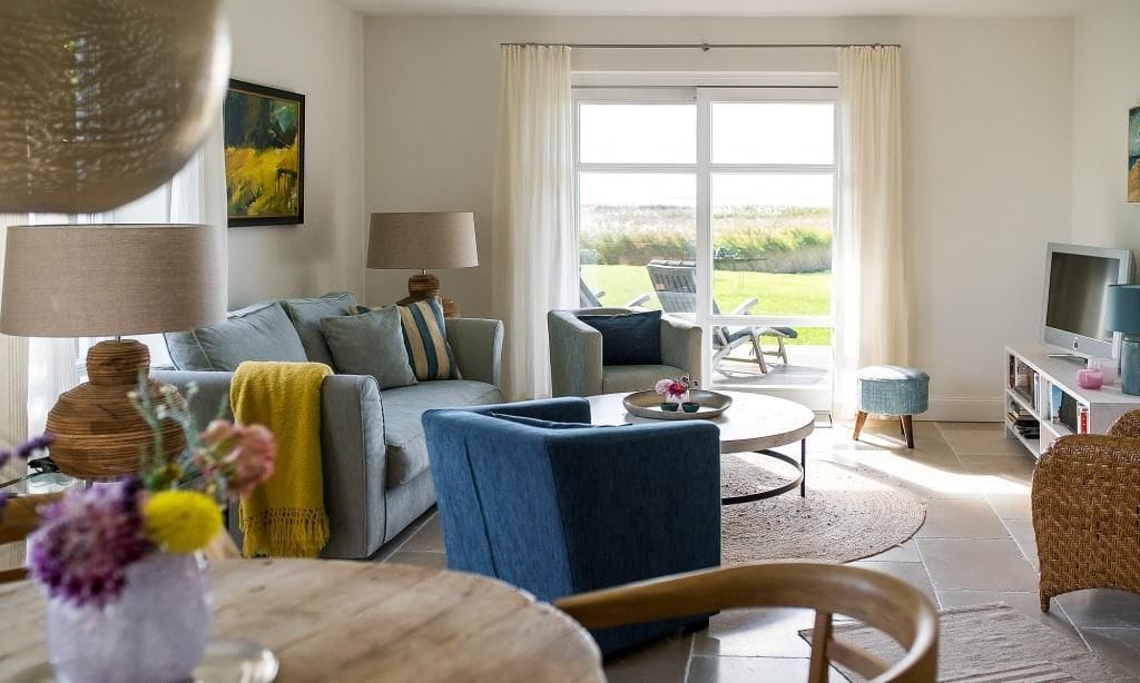 Helles Wohnzimmer mit modernen Möbeln
