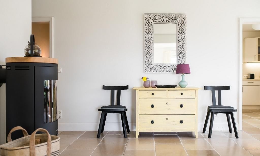 Modernes Wohnzimmer mit Stühlen und Sideboard