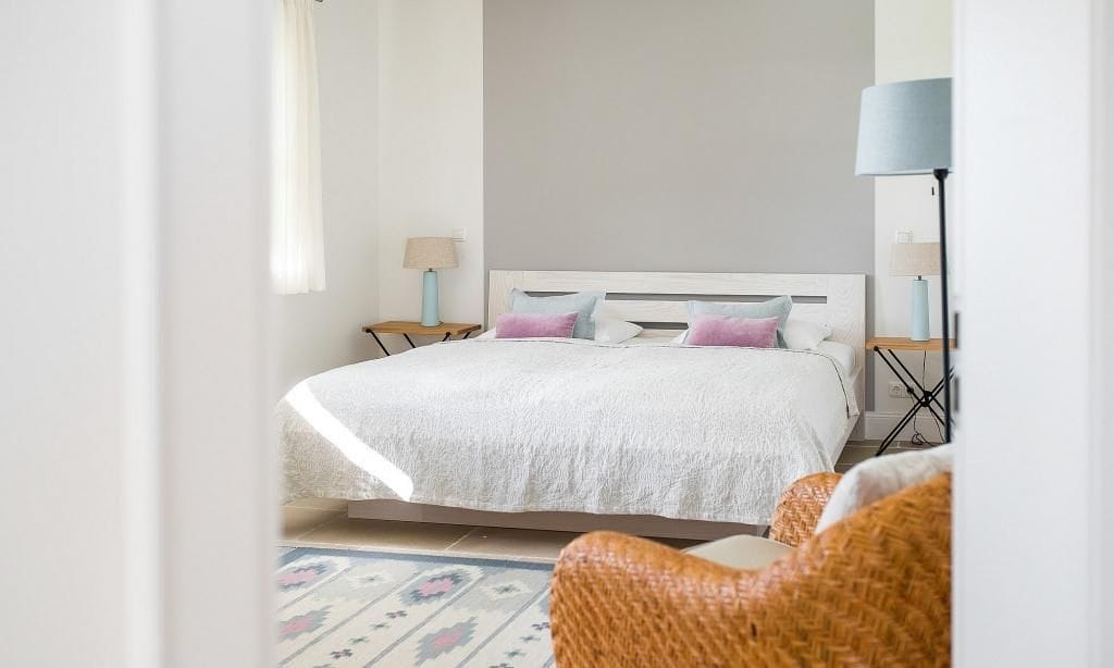 Stilvolles Schlafzimmer mit großem Bett